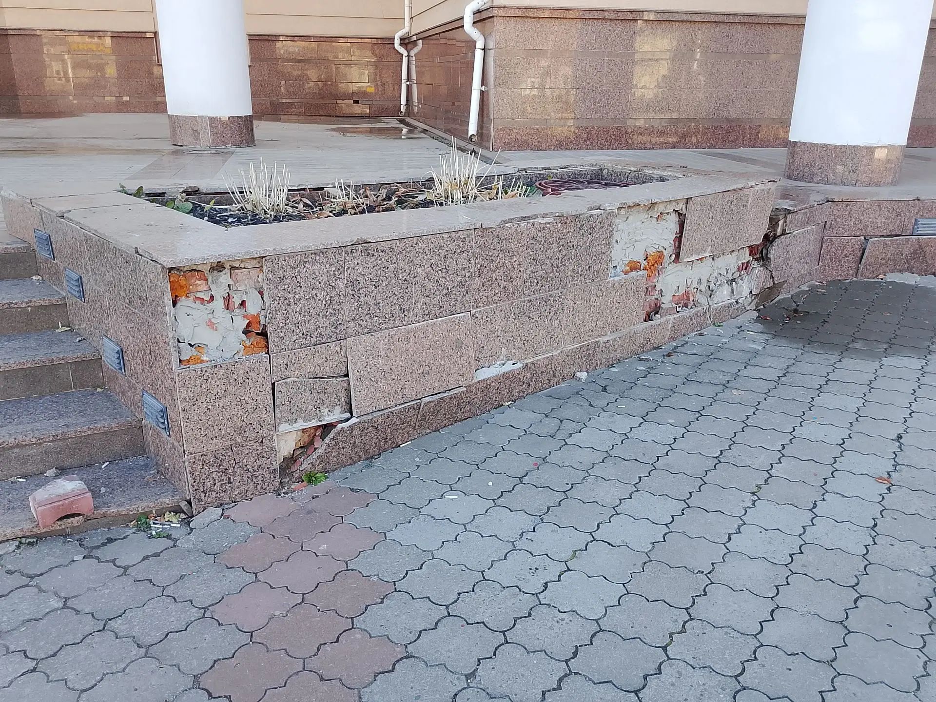 Яшьләр үзәге бинасы янында