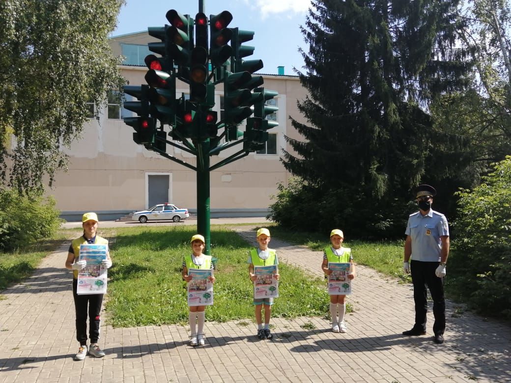 Автоинспекторы и ЮИДовцы поздравили татарстанцев с Международным днем светофора