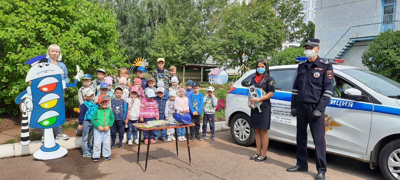 Автоинспекторы и ЮИДовцы поздравили татарстанцев с Международным днем светофора