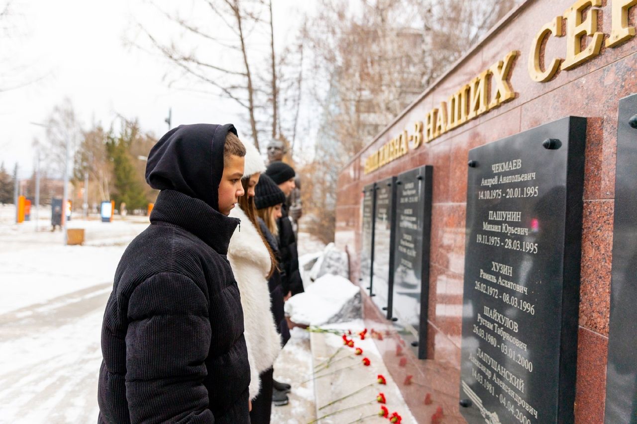 Әлмәттә Билгесез Солдат көнендә һәйкәлләргә чәчәкләр салдылар