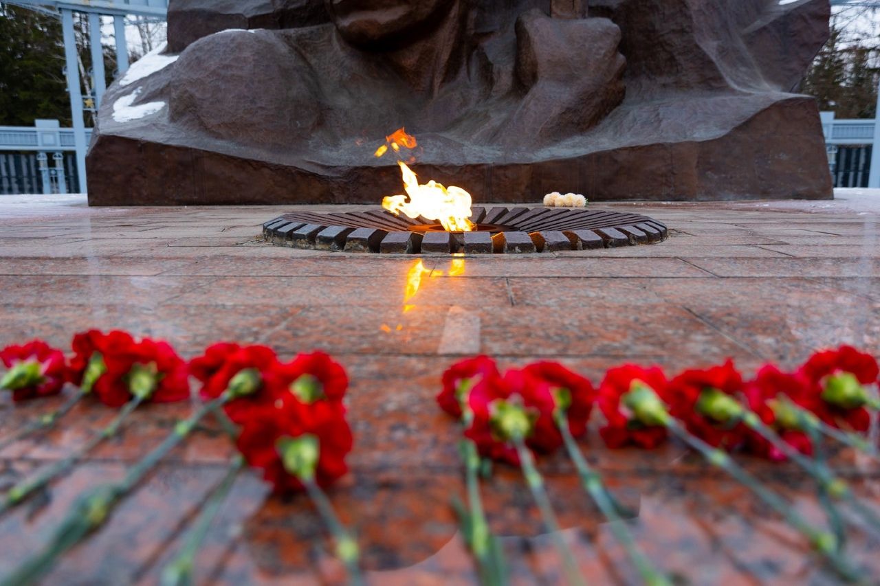 Әлмәттә Билгесез Солдат көнендә һәйкәлләргә чәчәкләр салдылар