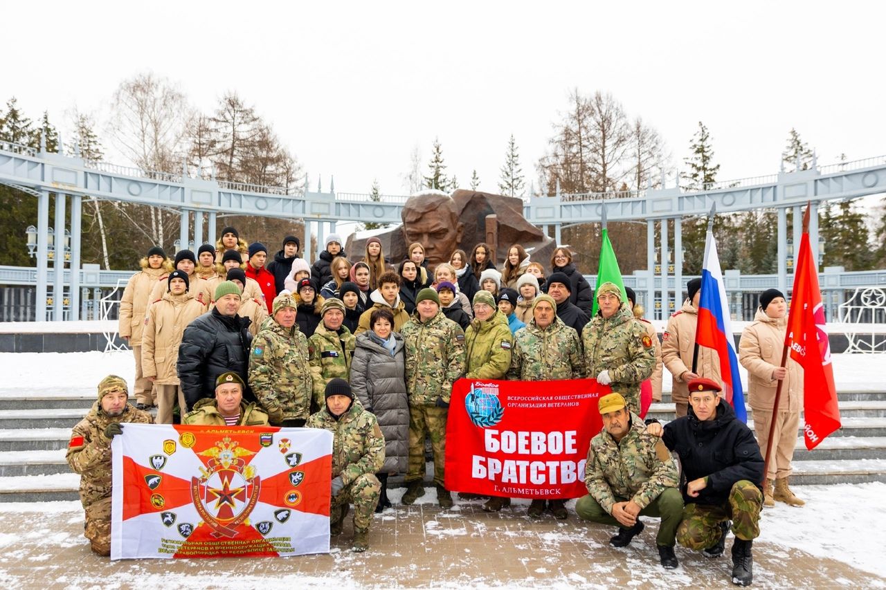 Әлмәттә Билгесез Солдат көнендә һәйкәлләргә чәчәкләр салдылар