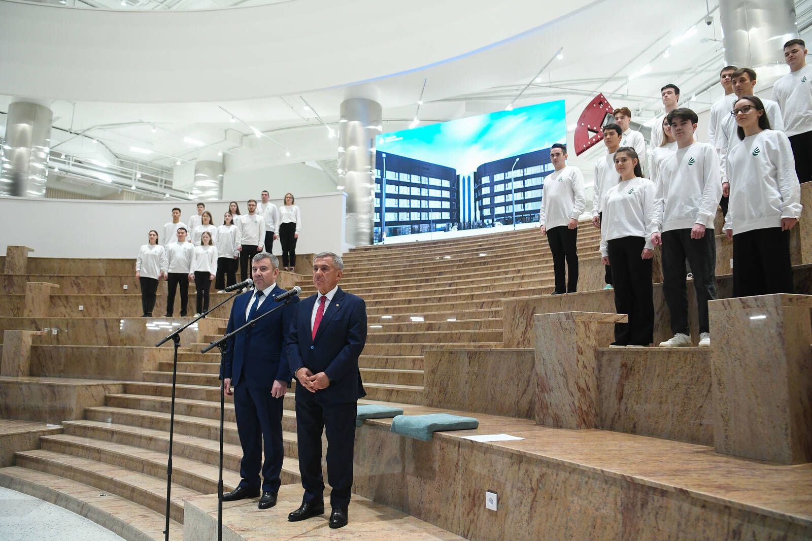 Путин Әлмәттә Югары нефть мәктәбе кампусын ачты-ул аны илдә иң яхшыларның берсе дип атады