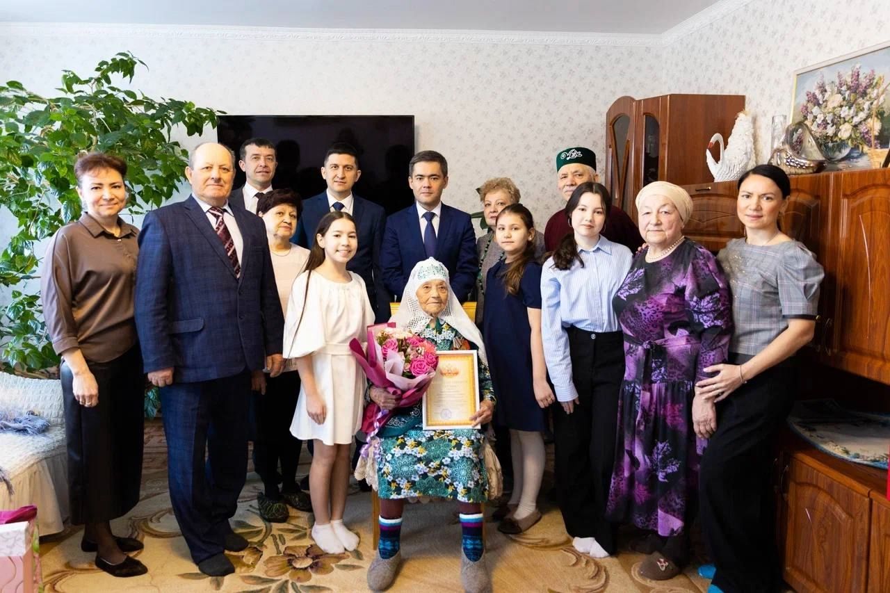 Әлмәттә тыл хезмәтчәнен  бер гасырлык юбилее белән котладылар