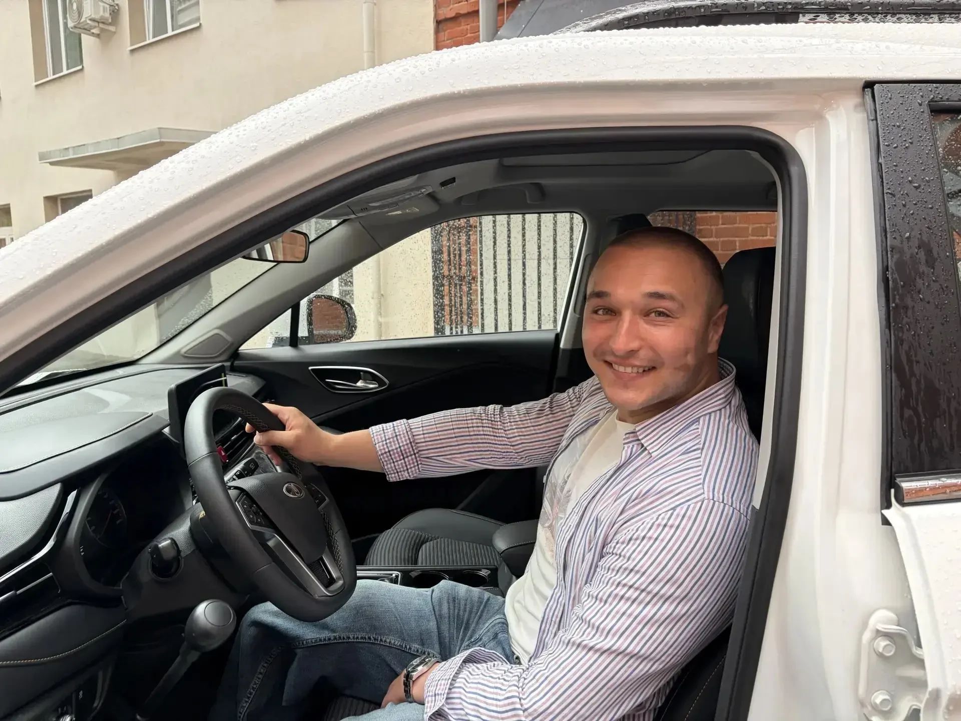 Әлмәт ветеранына кул белән идарә ителә торган яңа автомобильнең ачкычларын тапшырдылар