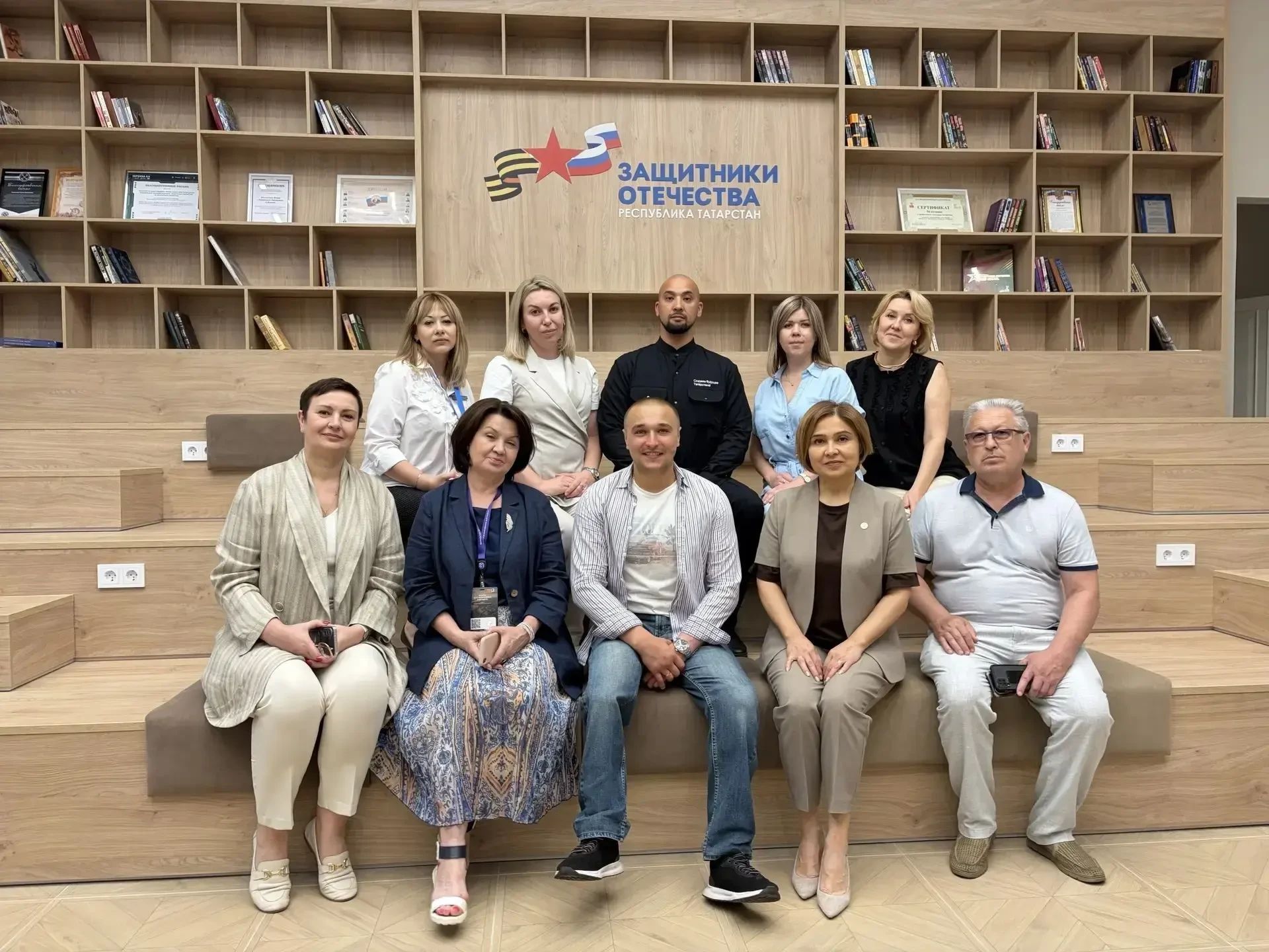 Әлмәт ветеранына кул белән идарә ителә торган яңа автомобильнең ачкычларын тапшырдылар