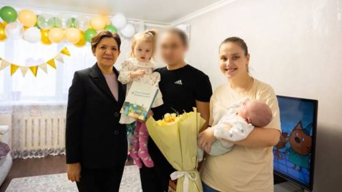 Әлмәттә Гүзәл Хәбетдинова хәрбиләрнең гаиләләрен сабыйлар тууы белән котлады