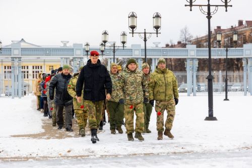 Әлмәттә Билгесез Солдат көнендә һәйкәлләргә чәчәкләр салдылар