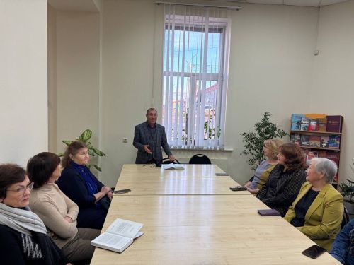 Әлмәтнең Идел буе халыклары китапханәсендә Нур Әхмәдиевнең «Мөнирстан» романы турында фикер алышу кичәсе булды
