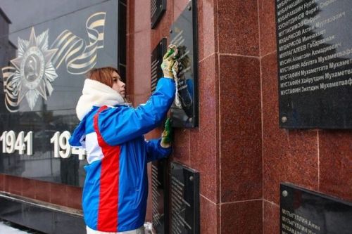 Әлмәттә «Кар десанты» активистлары хәрби мемориалларны җыештырды