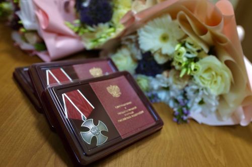 Әлмәттә  махсус хәрби операция вакытында һәлак булган хәрбиләрнең туганнарына һәм якыннарына Батырлык орденнары тапшырдылар