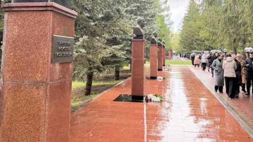 Геройлар Аллеясында Әлмәт районының күренекле хезмәтчәннәрен искә алдылар