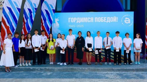 Россия көне уңаеннан яшь әлмәтлеләргә паспортлар тапшырдылар
