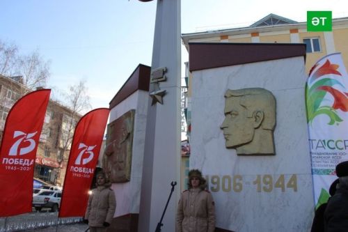 Әлмәттә Муса Җәлил бюстына чәчәкләр салды