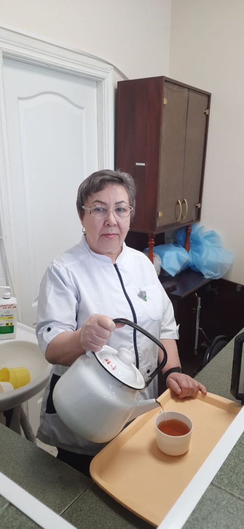 Хезмәтеннән ямь,  тормышыннан тәм табып яши