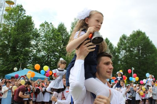 Әлмәт районы башлыгы чыгарылыш сыйныф укучыларын соңгы кыңгырау белән котлады