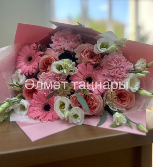 Әлмәттә социаль хезмәткәрләрне котладылар