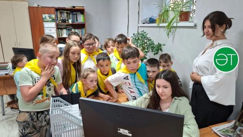 Зур редакциянең нәни кунаклары: Әлмәт укучыларының медиаүзәккә сәяхәте