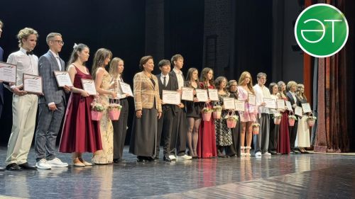 «Нефтьче» мәдәният сарае Әлмәт мәктәпләрен тәмамлаган 782 чыгарылыш сыйныф укучыларын каршы алды