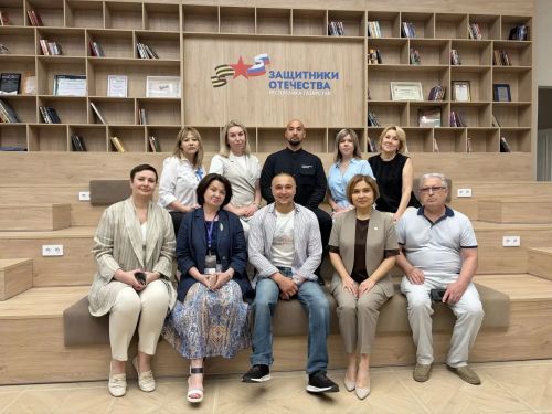 Әлмәт ветеранына кул белән идарә ителә торган яңа автомобильнең ачкычларын тапшырдылар