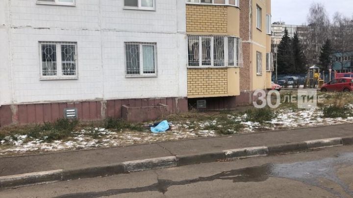 Девушка погибла, выпрыгнув из горящей квартиры в Татарстане