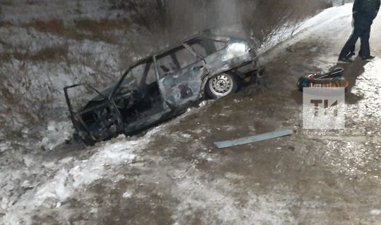 Две «Лады» столкнулись в Татарстане — одна перевернулась, вторая сгорела