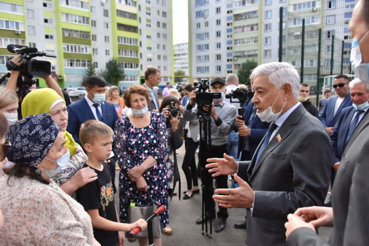 «Безнең ишегалды»: беренчесе әзер