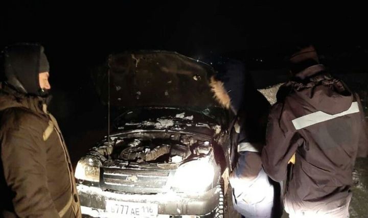 Спасатели помогли замерзавшим рыбакам, у которых ночью сломалась машина в поле в Татарстане