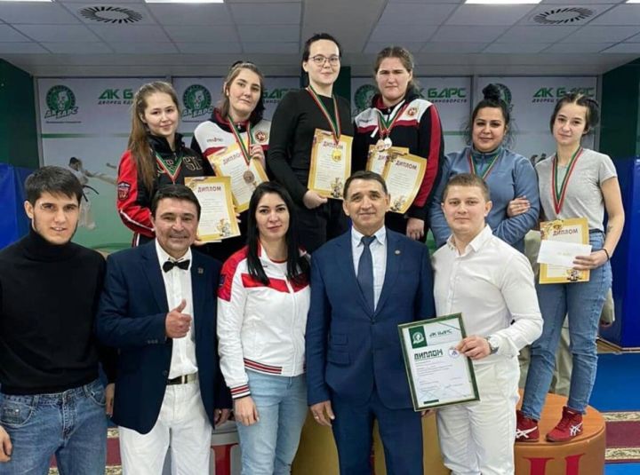 Әлмәт спортчылары сумо буенча Татарстан чемпионатында призлы урыннар яулаган