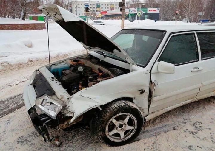 В Татарстане автоледи на “Ладе” проехала на “красный” и врезалась в авто с маленьким ребенком