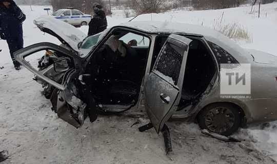 На трассе в Татарстане лоб в лоб столкнулись 2 автомобиля