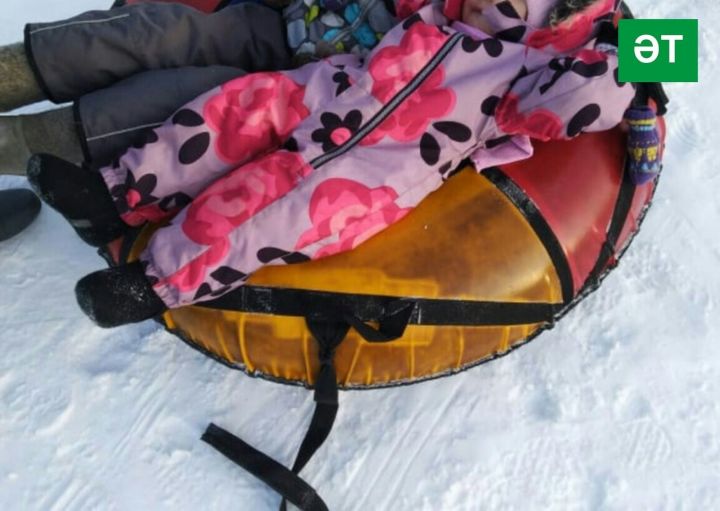 В Татарстане семилетняя девочка сломала бедро, катаясь с горки на ватрушке