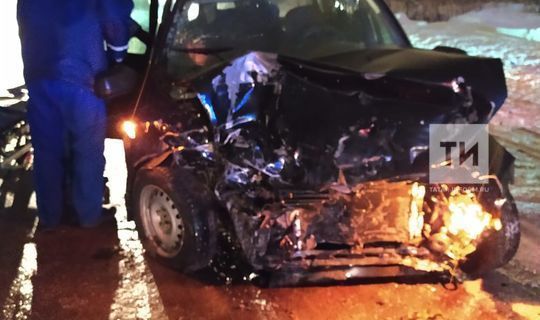 Водителя зажало в авто после лобового столкновения двух легковушек в РТ
