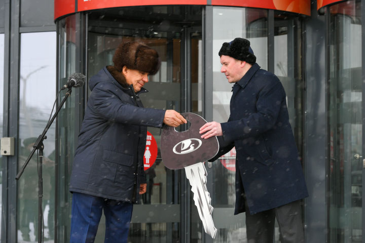 Татарстан президенты Рөстәм Миңнеханов авыл хуҗалыгы хезмәткәрләренә автомобильләр тапшырды
