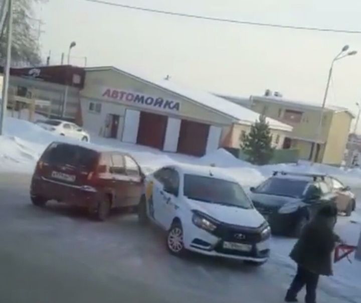 Начинающий водитель попал в ДТП с такси в Альметьевске