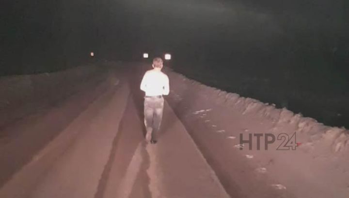 «Вперед, к победе»: на дороге в Татарстане очевидцы обнаружили полураздетого "бегун"а