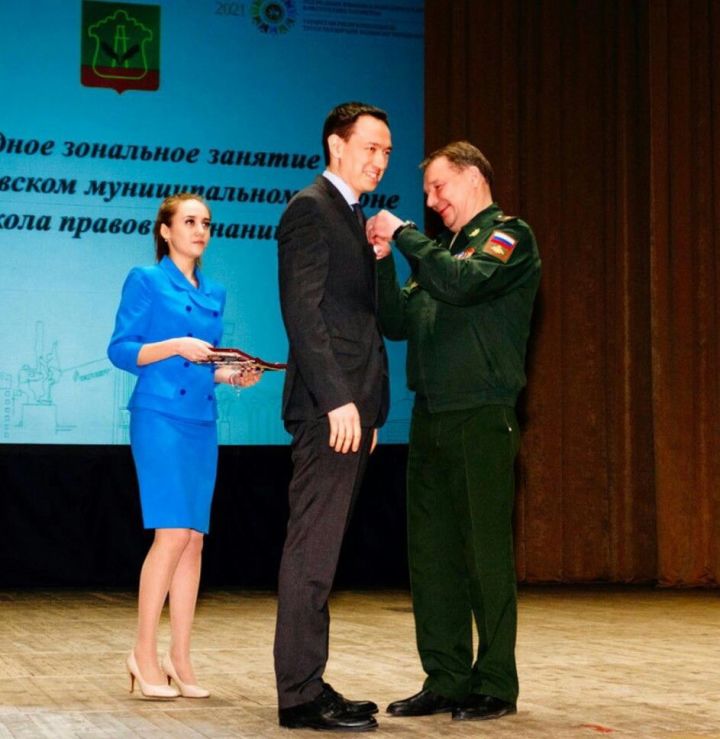 Әлмәттә хәрби хезмәткә чакырылучылар үзләрен кызыксындырган сорауларны Татарстанның хәрби комиссарына бирделәр