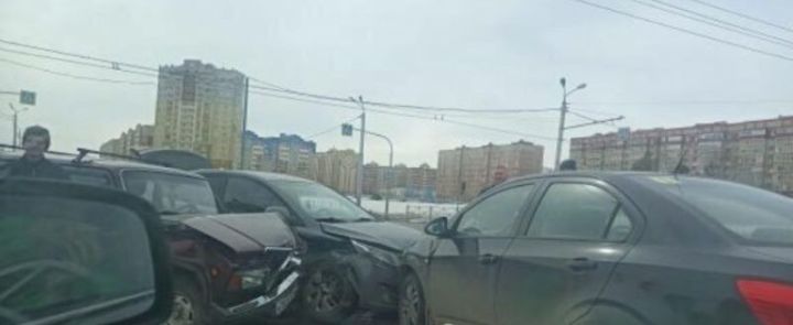 На одном из перекрестков Альметьвска столкнулись 3 машины