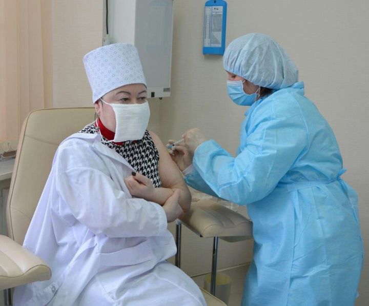 Әлмәт медсанчастенең баш табибы Гөлсинә Шәмсиева коронавирустан прививка ясатты
