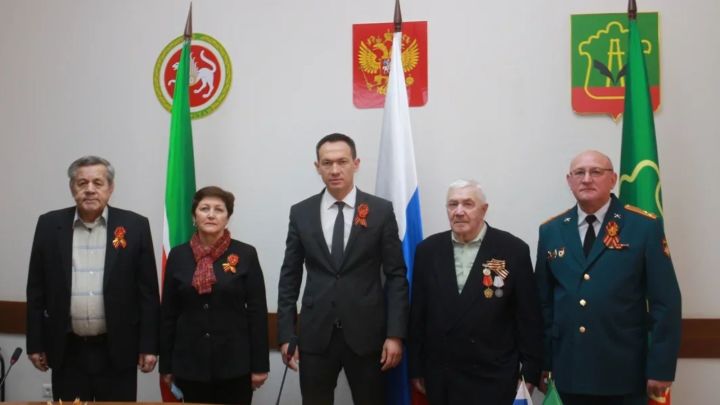Тимур Нагуманов  тапшырылмый калган "Батырлык өчен" медале таныклыкларын тапшырды