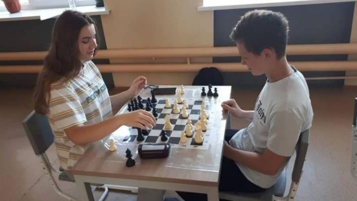 Әлмәт мәктәпләрендә шахмат зоналары булдыру проектын тормышка ашыру дәвам итә