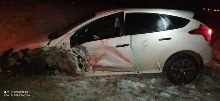 На трассе в Татарстане грузовик влетел в три легковушки, погиб водитель одной из них