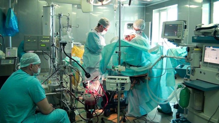 Медсанчастьнең кан тамырлары хирурглары 96 яшьлек ике тыл хезмәтчәнен аякларын кисүдән коткарган