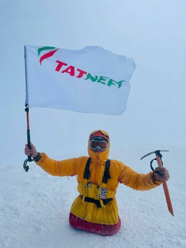 Рөстәм Нәбиев Казбекта  "Татнефть" флагын күтәрде