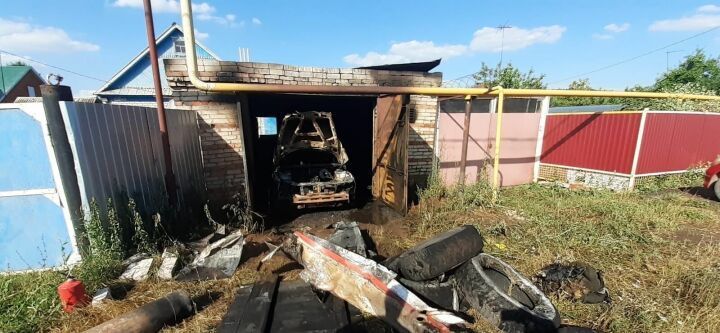 В Альметьевске сгорел автомобиль в гараже