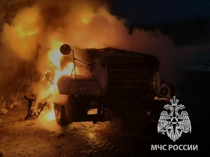 На трассе в Татарстане сгорела фура c конфетами