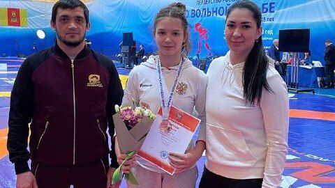 Әлмәтле ирекле көрәш буенча Россия беренчелегенең бронза призеры булды