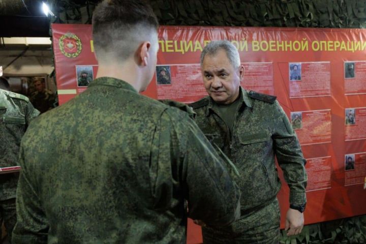 Оборона министры Сергей Шойгу әлмәтлегә  Батырлык ордены тапшырды