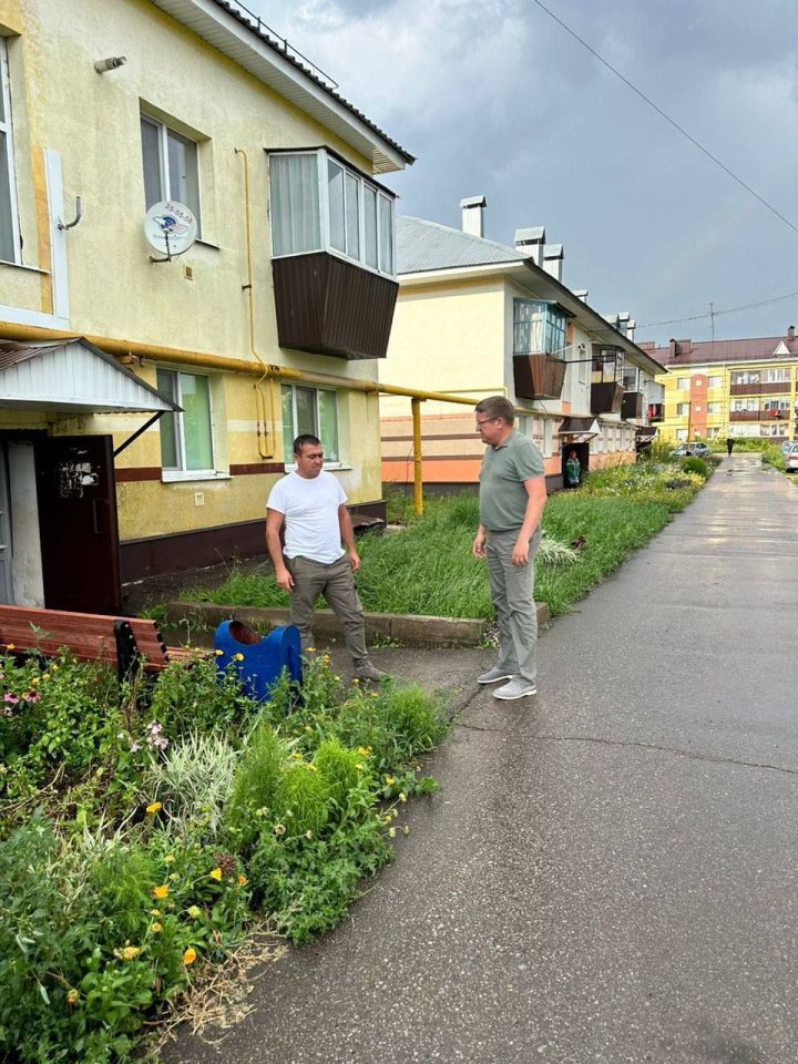 Яңгырдан соң Әлмәт районында күпфатирлы йортның подъездын су баскан