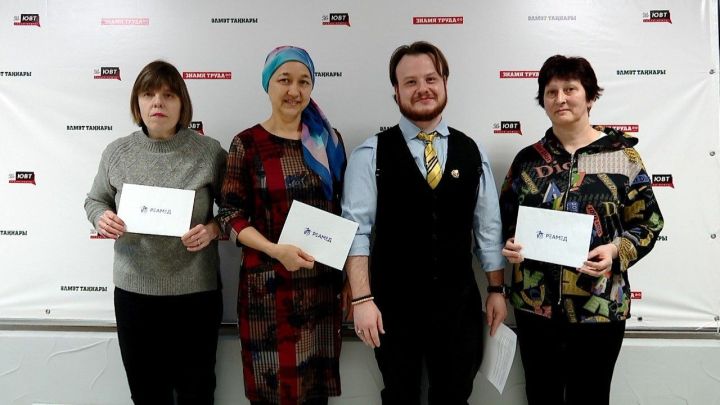 «Әлмәт таңнары», «Знамя труда»  тугъры укучыларын һәм иң яхшы хат ташучыларны бүләкләде